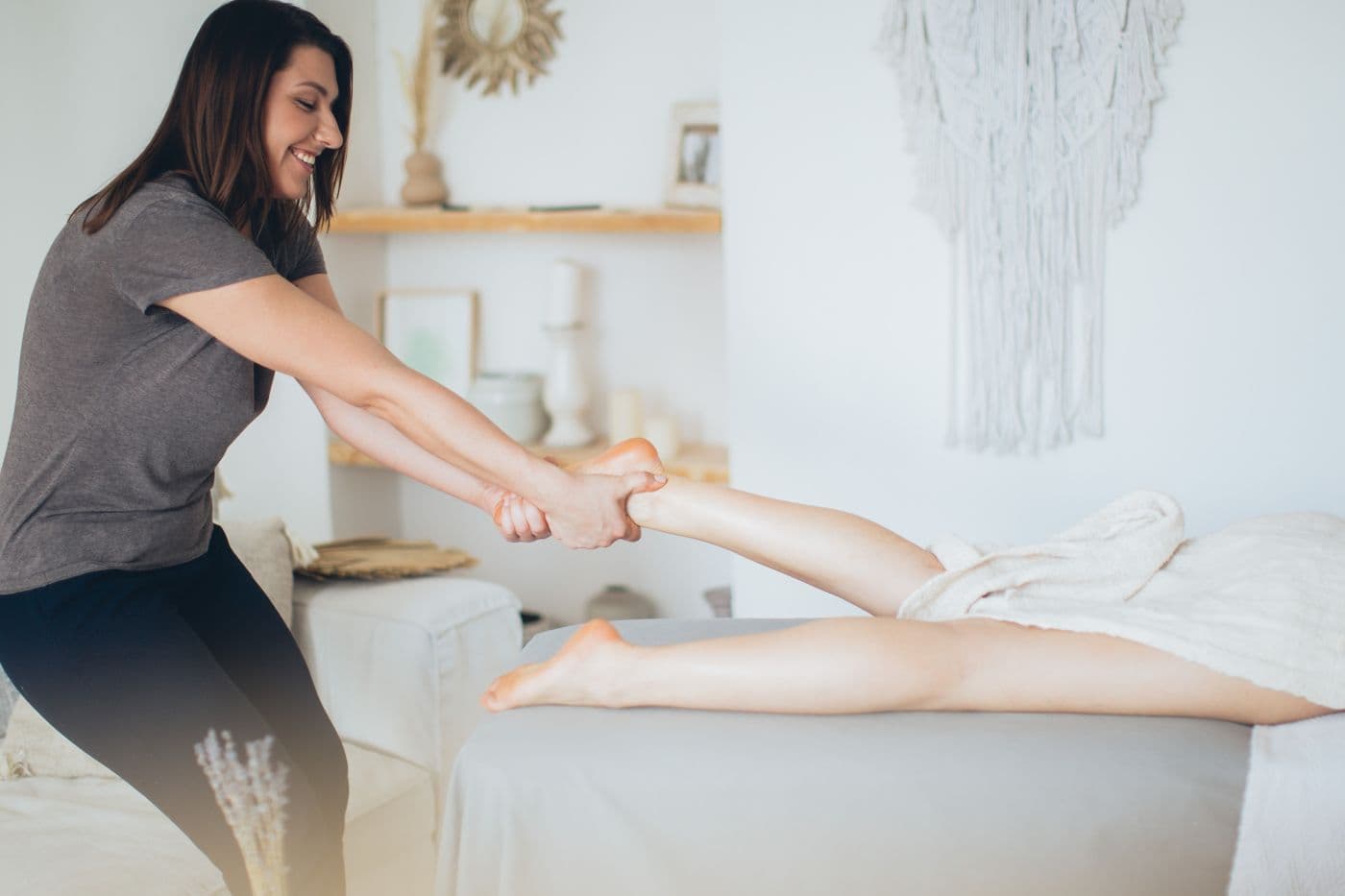 Tratamiento de piernas con efecto frío en un espacio luminoso